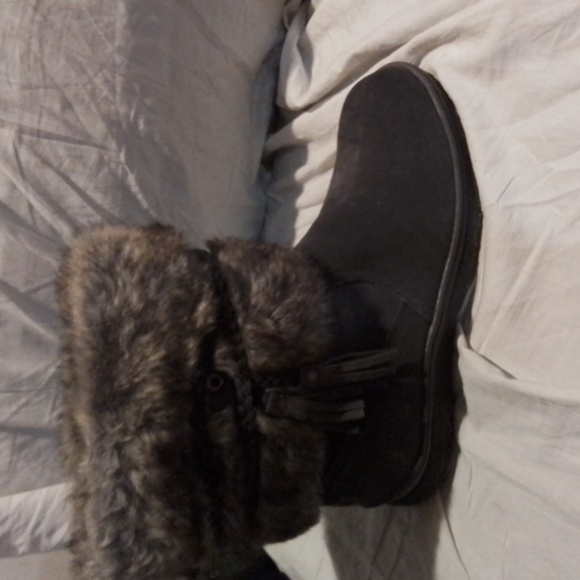 NWOT  MINNETONKA FAUX FUR LEATHER EVERETT PUG BOOTS in original box - Picture 3 of 7